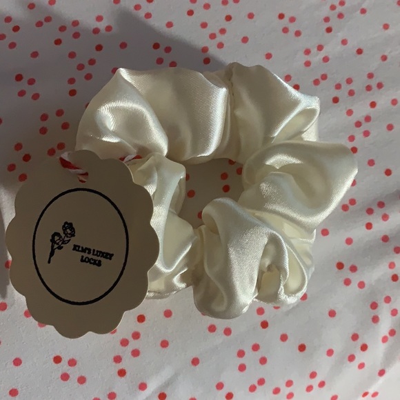KLM’s Luxey Locks Handmade Hair Scrunchies (4) $20 - Picture 4 of 11
